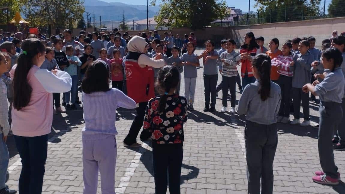 Elbistan Belediyesi Psikososyal Destek Ekibinin öğrencilerimiz için hazırladığı gösterilerle, öğrencilerimiz keyifli bir gün geçirdiler.